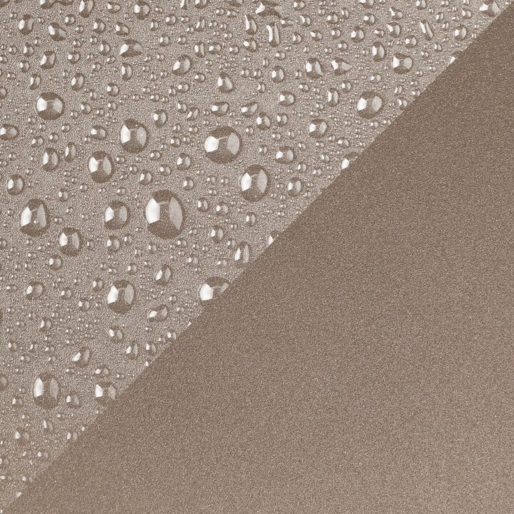 Beschichtete Oberfläche mit abperlenden Wassertropfen