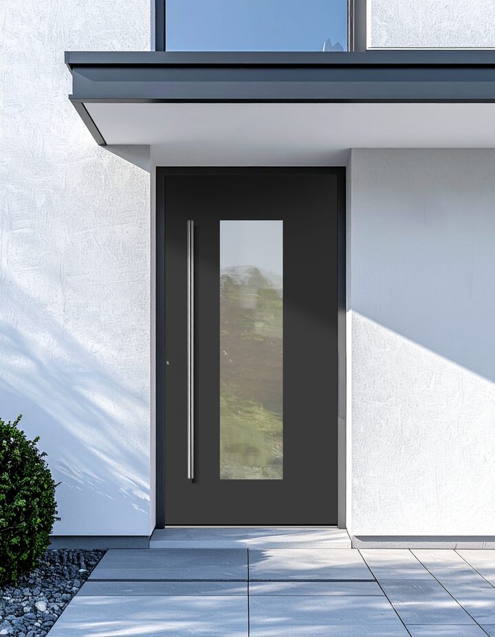 Haustür Modell Edge: anthrazitfarbene Aluminiumtür mit schmalem, senkrechtem Lichtausschnitt