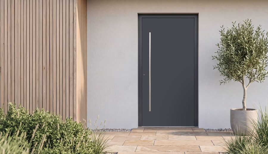 Anthrazitfarbene Aluminium-Haustür mit Griffstange in heller Fassade neben einer Holzverkleidung